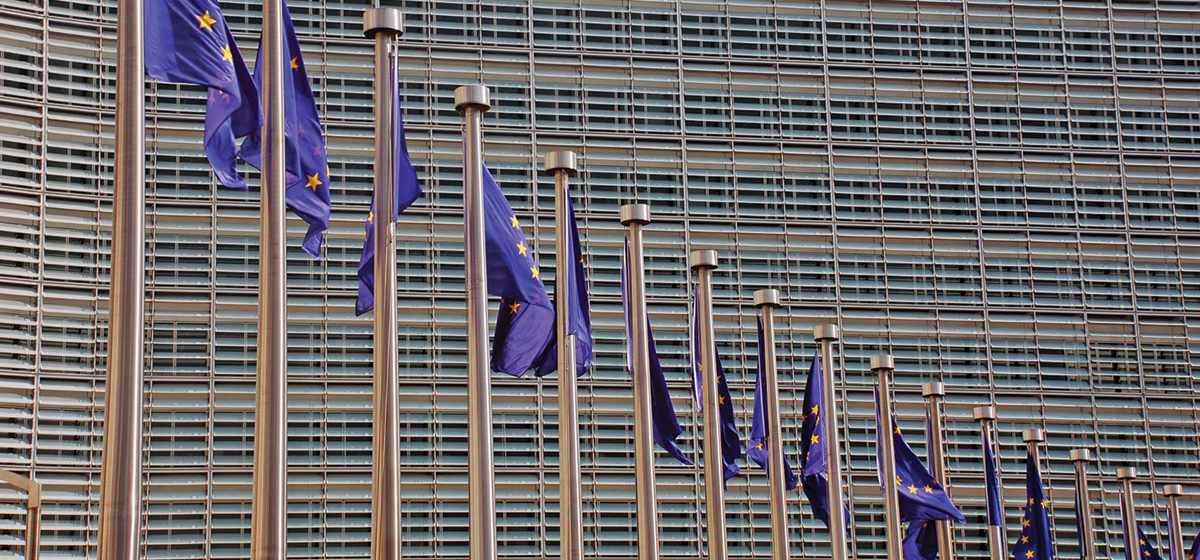 Europos Parlamentas (EP) ketvirtadienį pritarė Europos Komisijos pasiūlytam ES įmonių apmokestinimui bent 15 procentų pelno mokesčiu. Tačiau Lenkija ir toliau nepritaria tokiam siūlymui, kuriam turėtų pritarti visos ES valstybės narės, kad mokestis įsigaliotų. Europarlamentarai pritarė esminiams EK pasiūlymo elementams, įskaitant tokių mokesčių įsigaliojimą ES iki 2022 m. gruodžio 31 d EP taip pat papildė ES direktyvos projektą. Visų pirma, praėjus penkeriems metams nuo direktyvos priėmimo, nustatyta pareiga peržiūrėti įmonių grupių minimalų metinį pajamų mokesčio lygį, kurį pasiekusioms įmonių grupėms taikomas minimalus pelno mokestis.  Praėjusį rudenį 190 šalių, tarpininkaujant Ekonominio bendradarbiavimo ir plėtros organizacijai, susitarė, kad ES direktyva nustatys minimalų 15% ES pelno mokesčio tarifą įmonių grupėms, kurių metinė apyvarta siekia 750 mln. eurų.